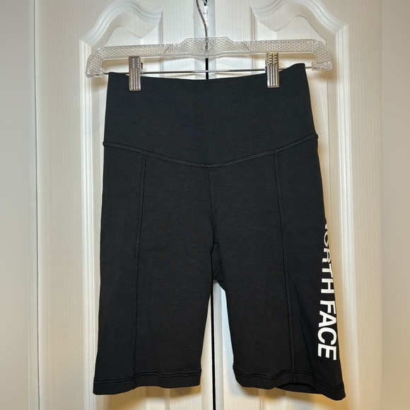 The North Face NWT - Women's Athletic Outdoor Casual Black Shorts in Size S - Picture 1 of 8